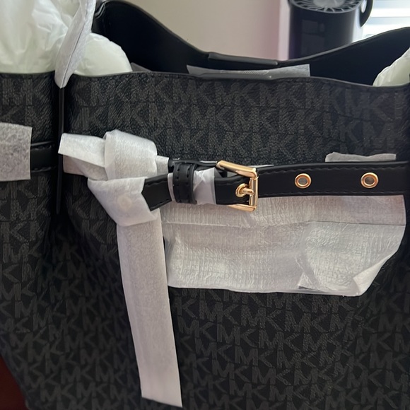 Beautiful new Michael Kors tote - Picture 4 of 11